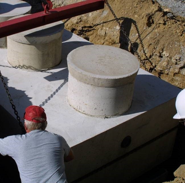 A concrete riser using a cold joint.